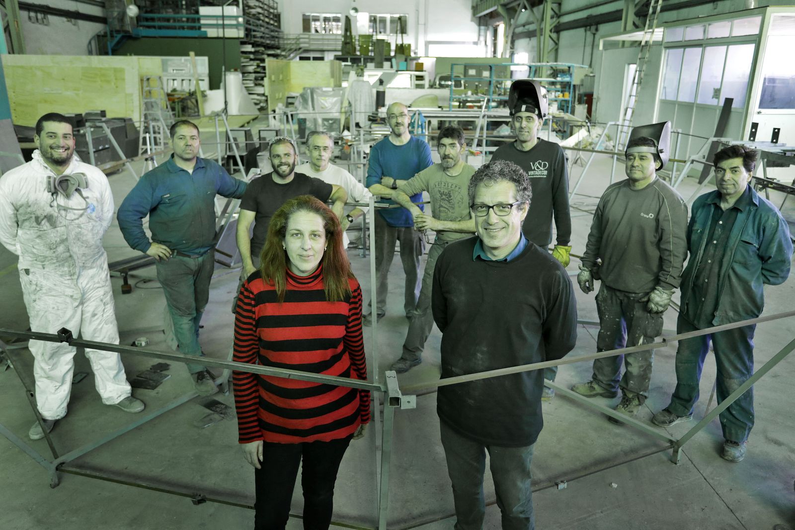 El equipo de Rafael y Ramón SL, encabezado por Milagros y Luis Miguel Aragón, en su nave del polígono exterior de la Zona Franca.