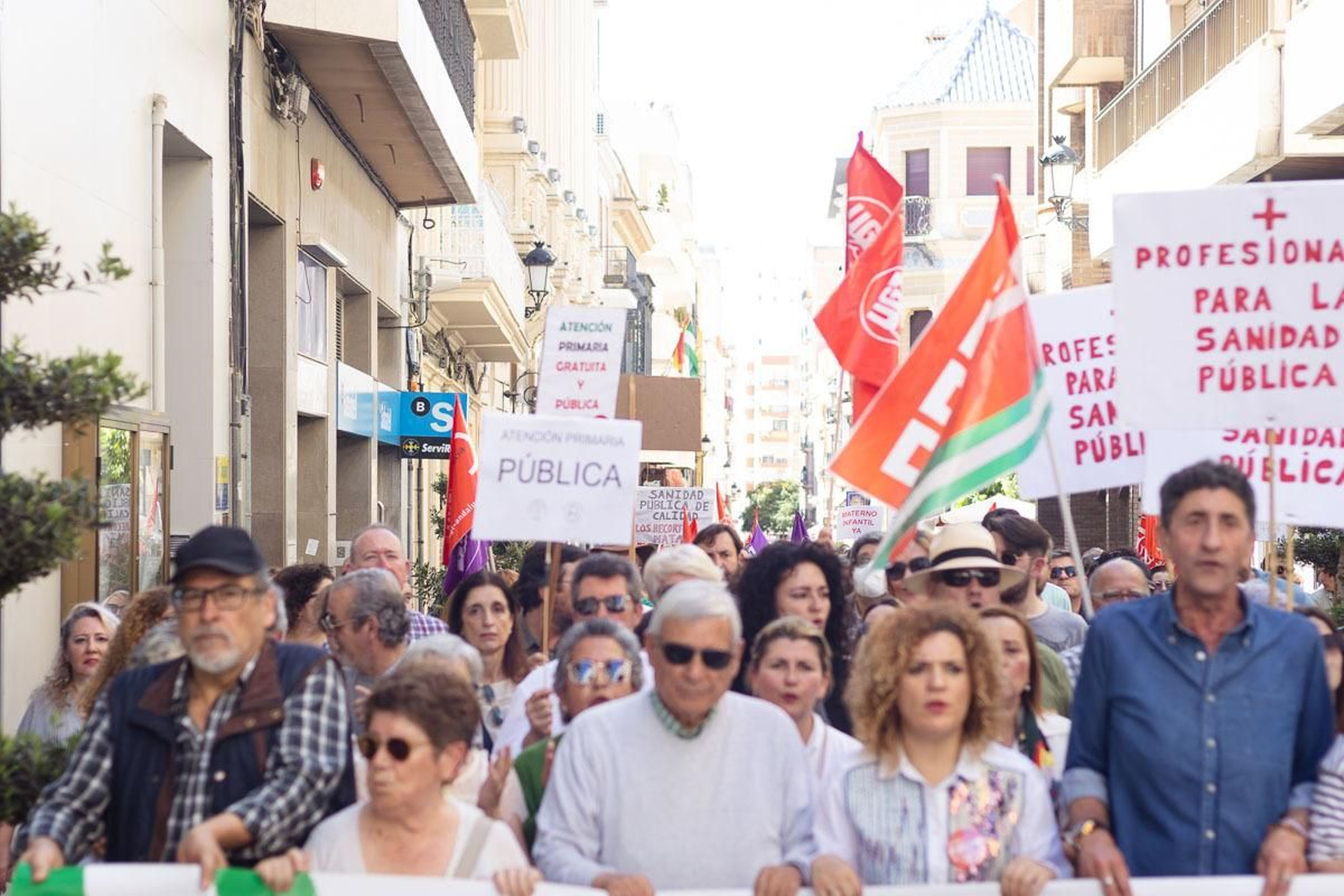 Imágenes de la manifestación por la sanidad pública en Huelva