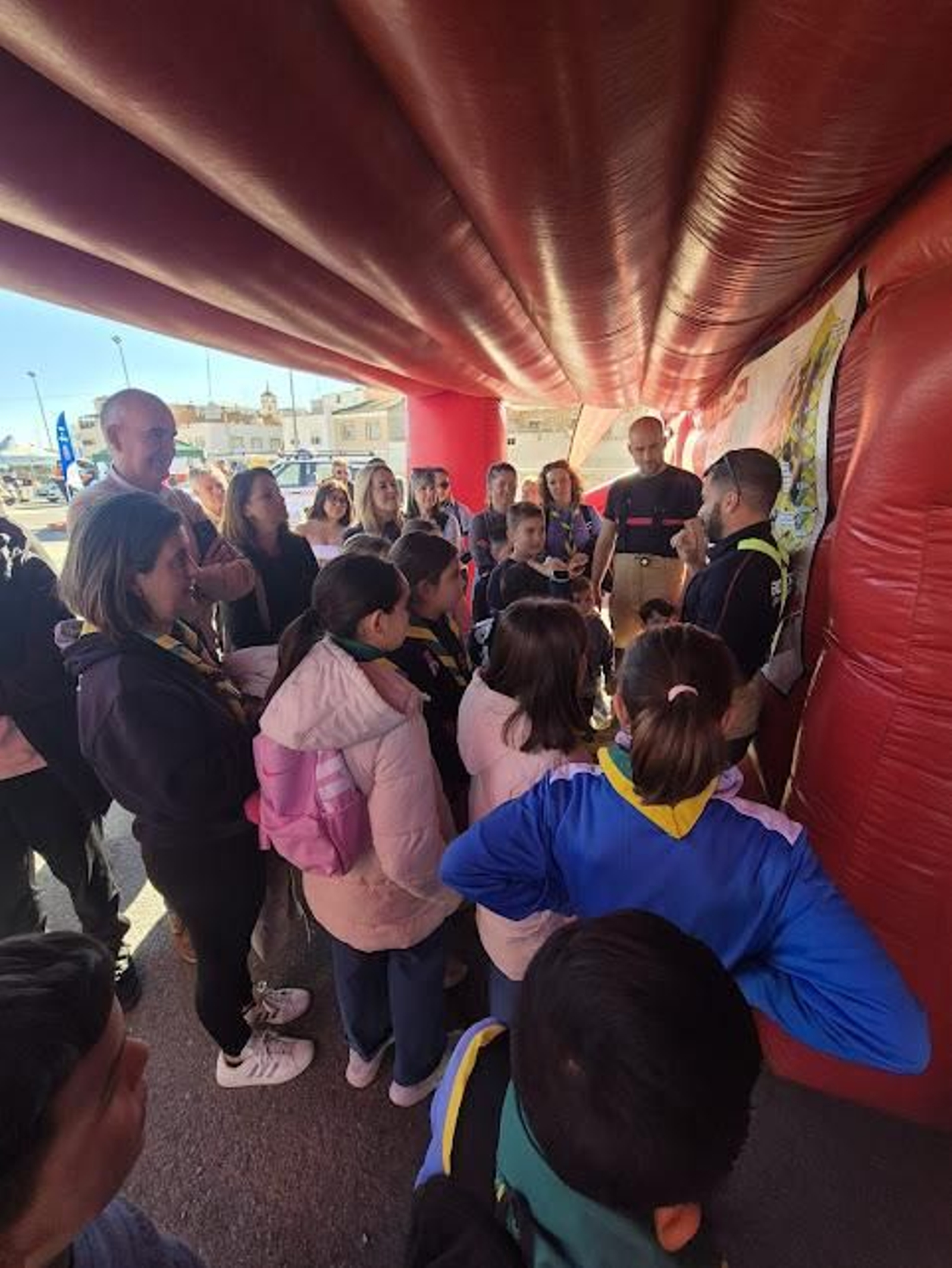 Bomberos, policía y sanitarios enseñan a casi 300 albojenses cómo actuar en emergencias