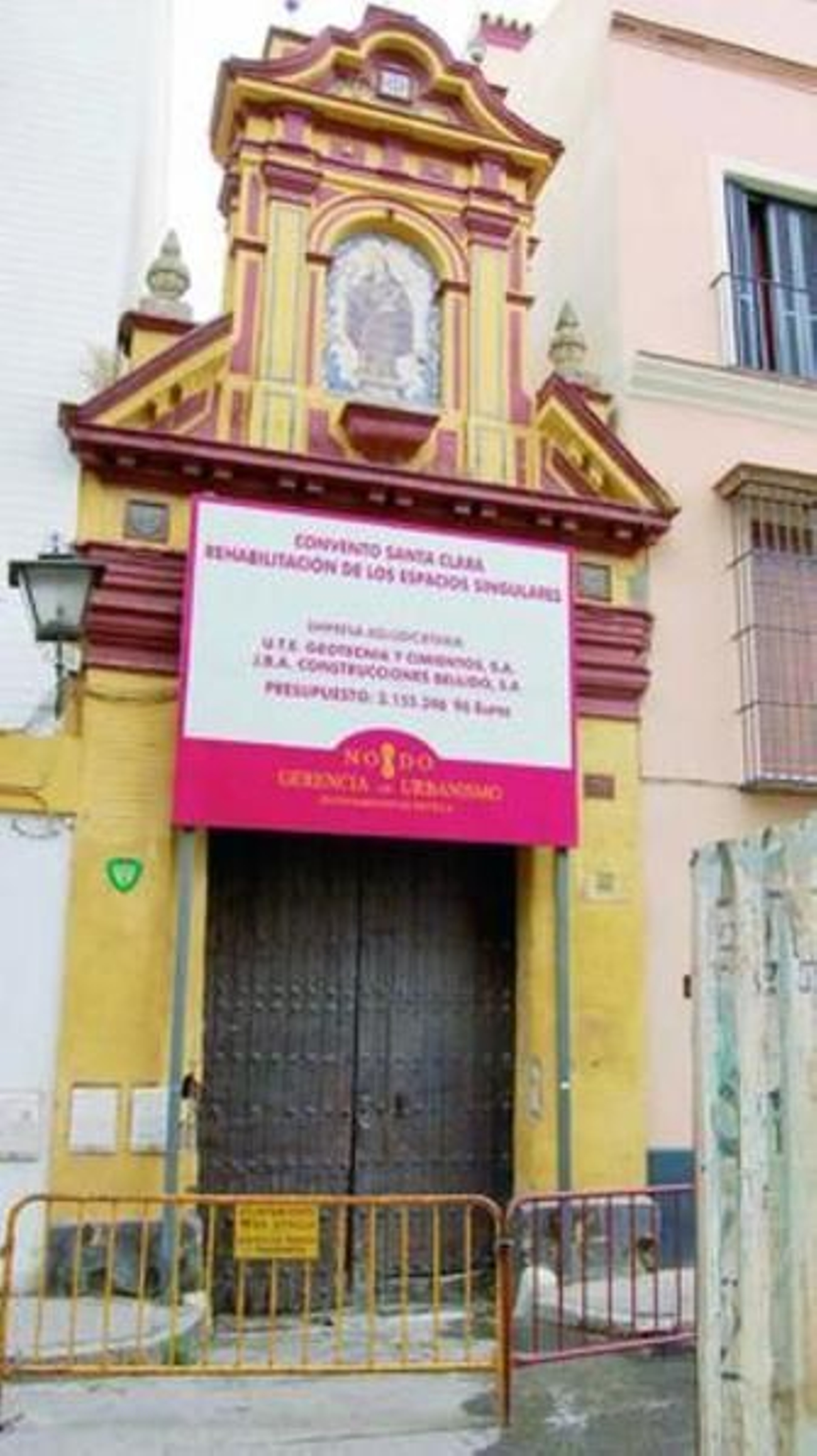 Entrada al Convento de Santa Clara por la calle del mismo nombre. Entrada al Convento de Santa Clara por la calle del mismo nombre.