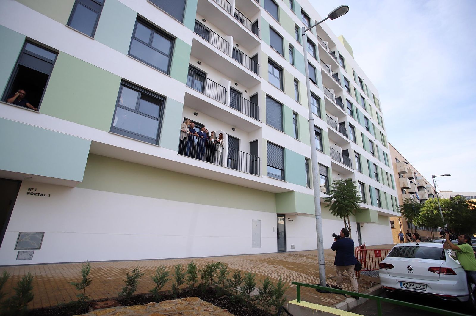 Imágenes de la visita de Juanma Moreno a la promoción de viviendas "Pescadería" en Huelva