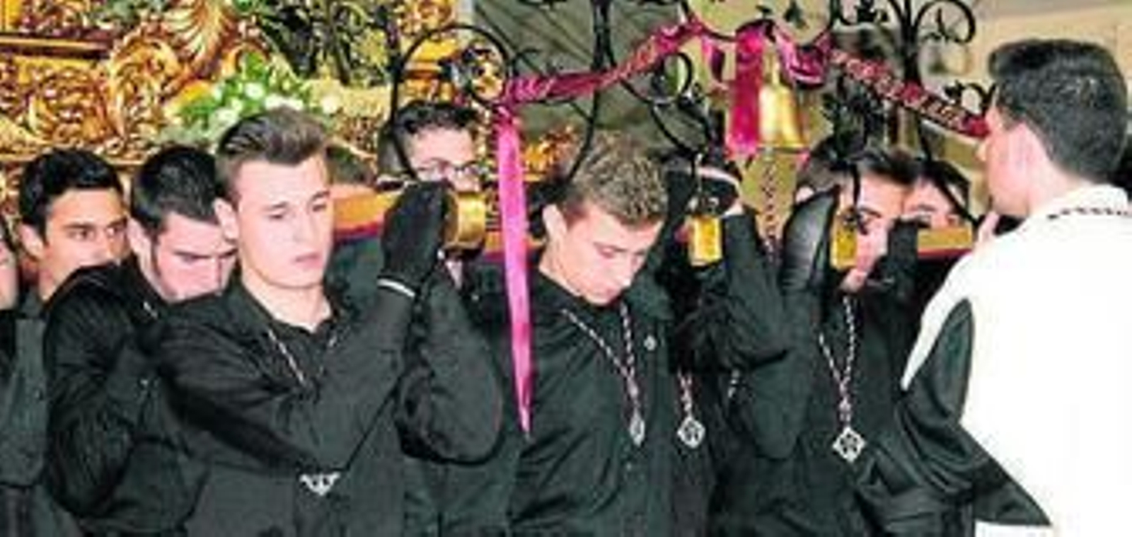 Los tronos son llevados por jóvenes olulenses.