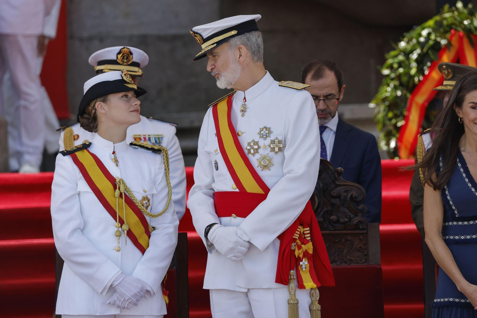 La princesa Leonor termina su formación en la Armada recibiendo de manos de su padre la Cruz al Mérito Naval