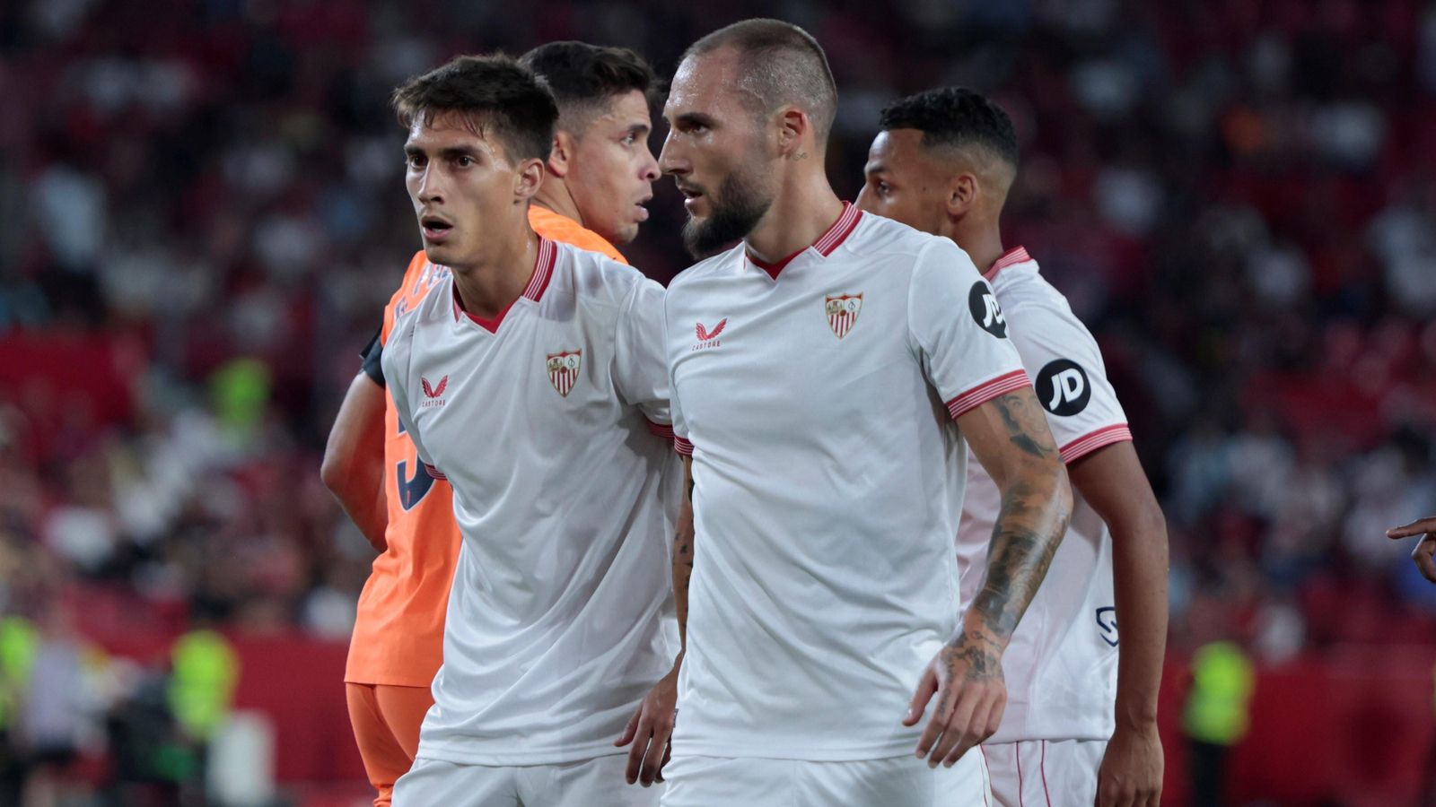 Gattoni, con el rostro desencajado, junto a Gudelj.