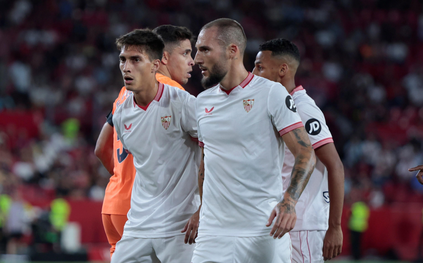 Gattoni, con el rostro desencajado, junto a Gudelj.