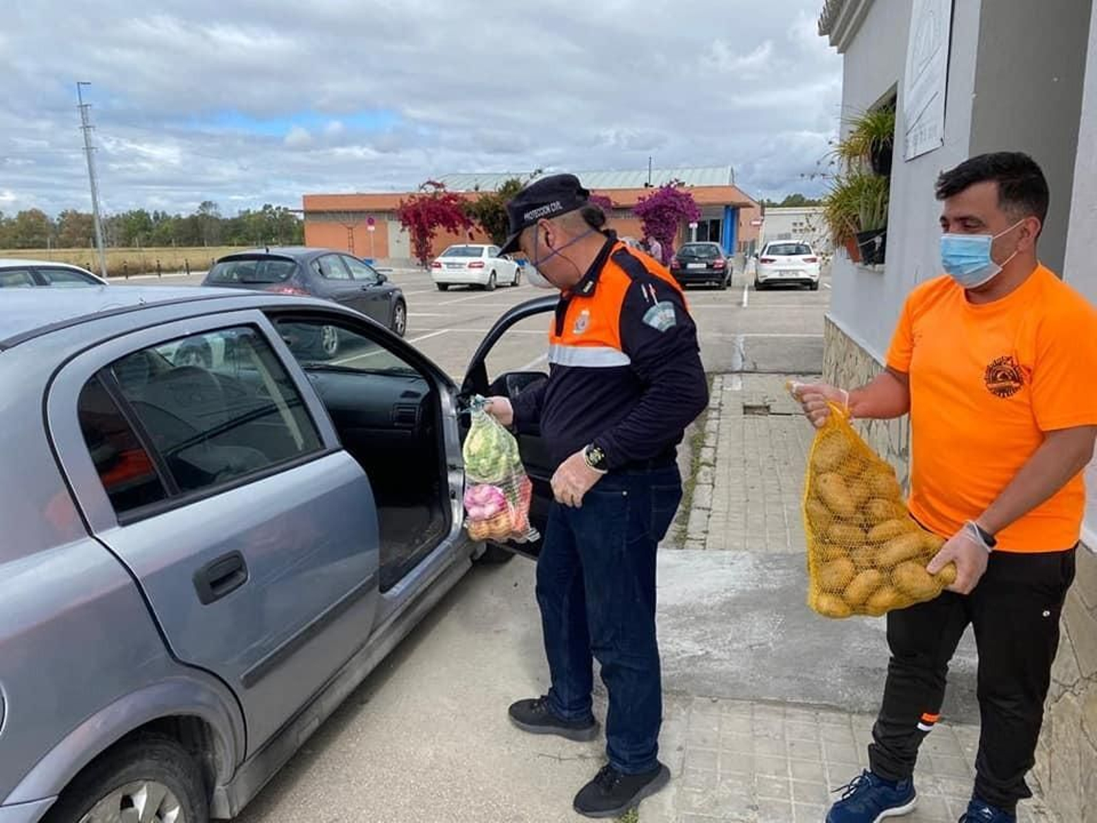 Villamartín realiza un reparto solidario de alimentos