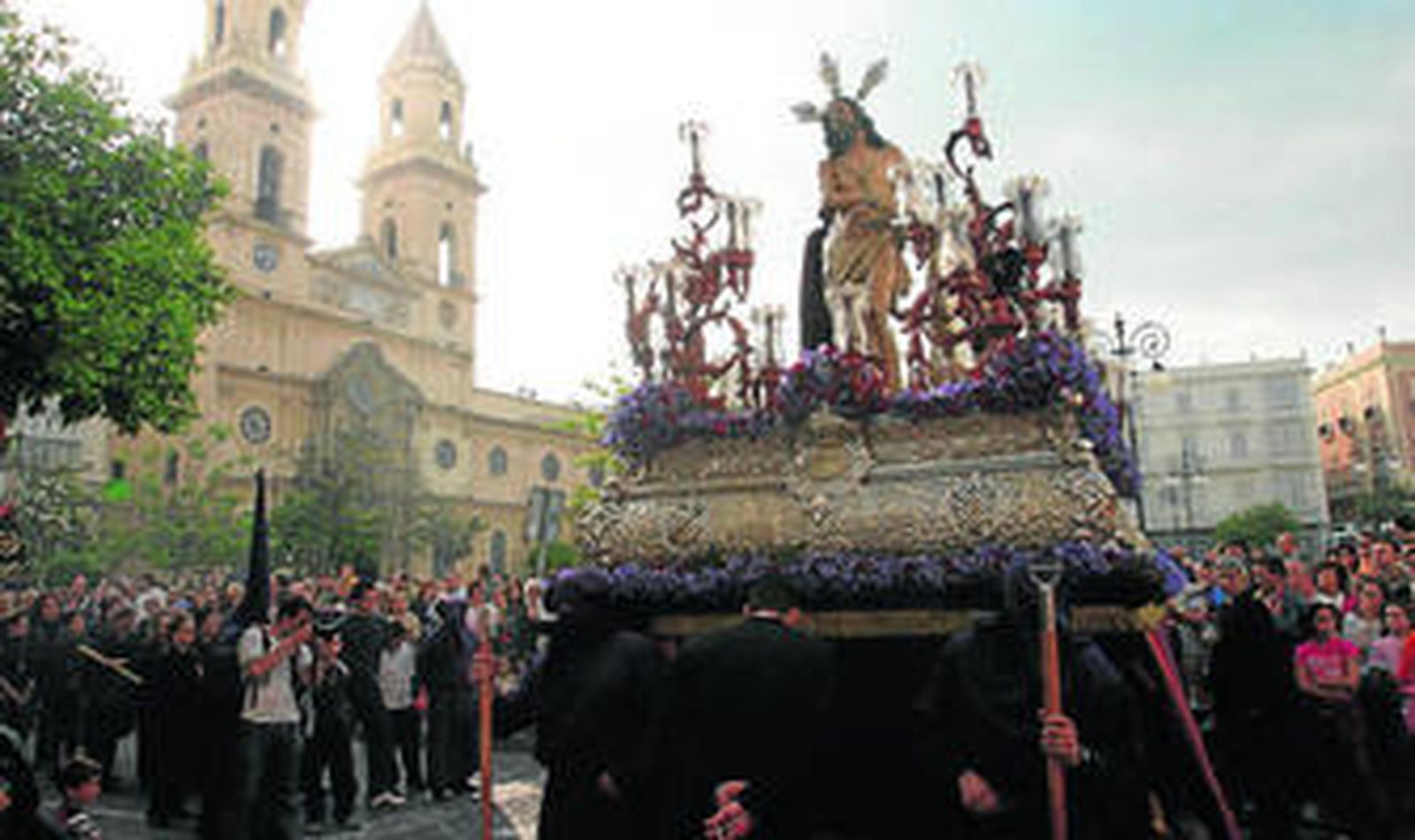 El Señor de Columna y los dos sayones, en una foto de archivo procesionando un Martes Santo en su antiguo paso de misterio.