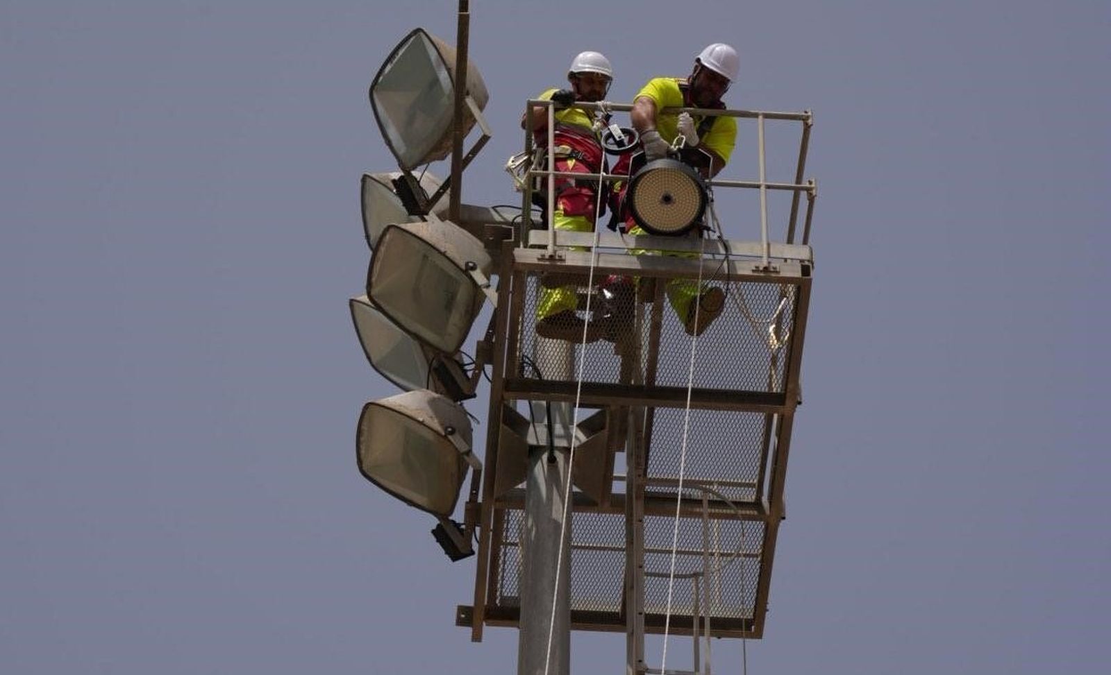 Técnicos reemplazan la iluminación antigua por led en el campo de fútbol de Churriana.