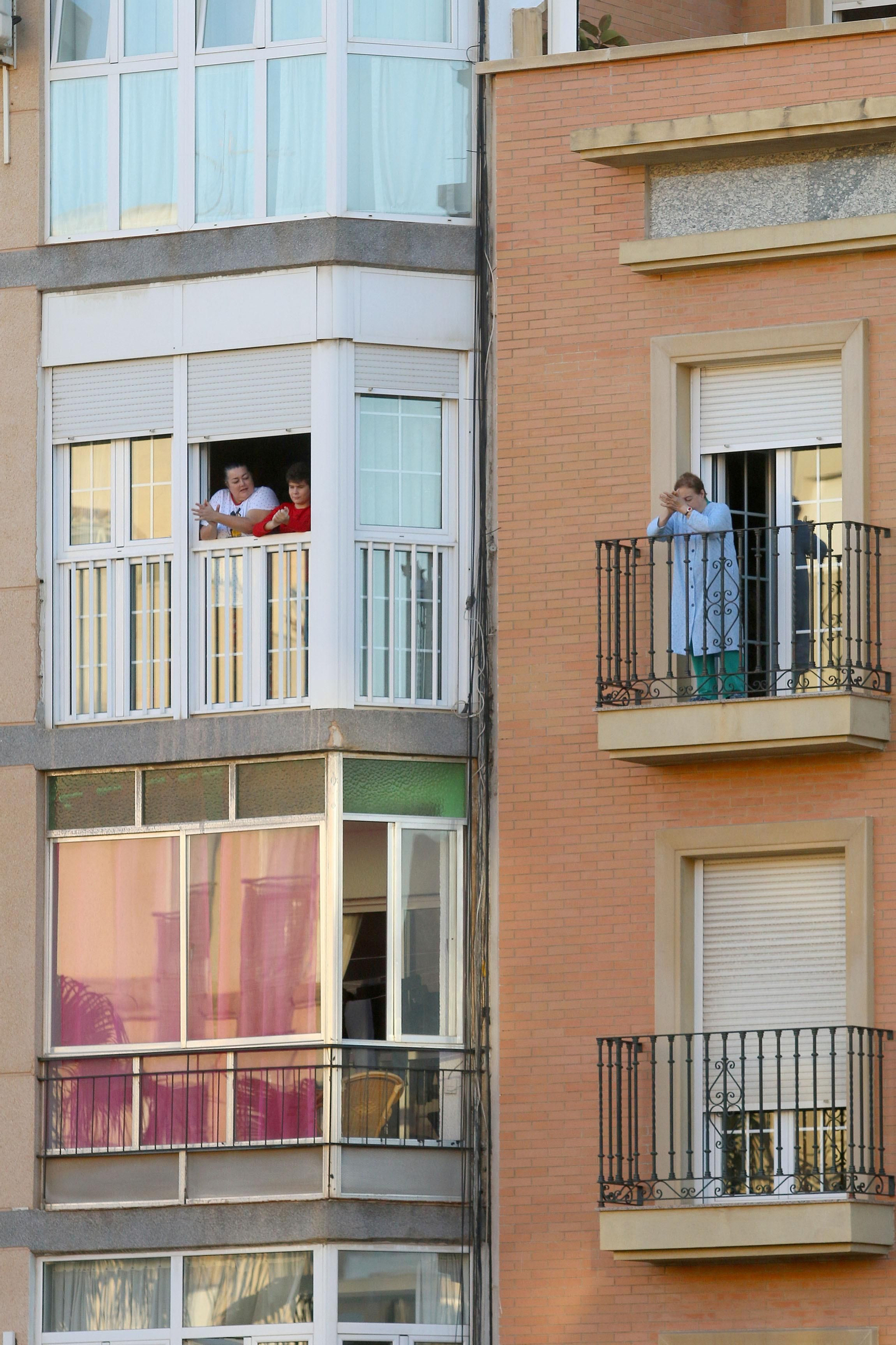 Fotogalería del aplauso de las ocho de la tarde de este lunes 20 de abril