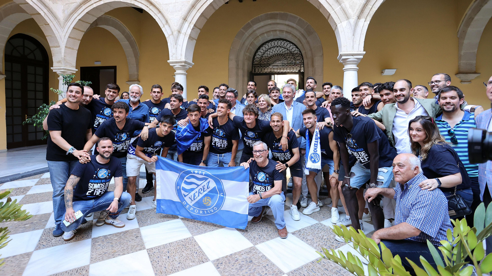 La visita del Xerez DFC al Ayuntamiento tras el ascenso