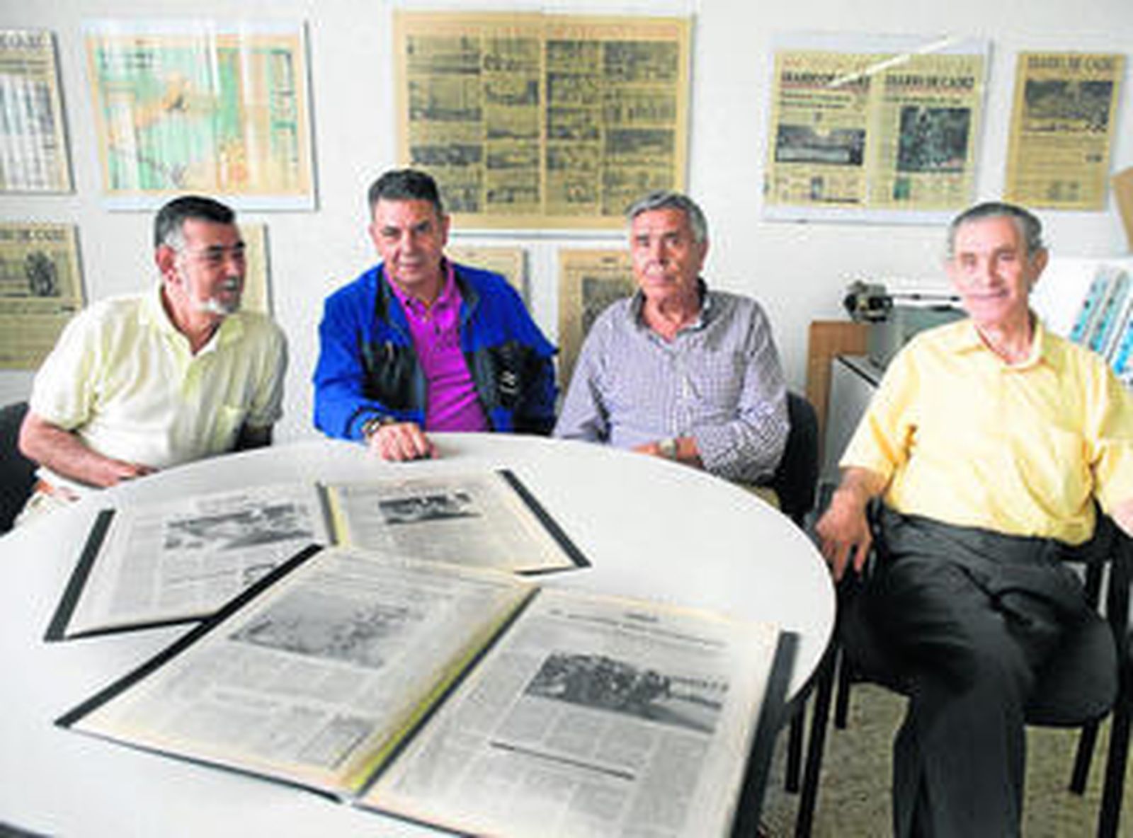Manuel, Juan, Francisco y Antonio Bedeli, en la sala del comité de empresa de Astilleros de Cádiz.