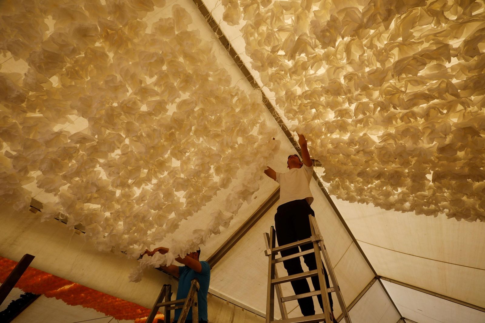 Los preparativos de las casetas de la Feria de Córdoba, en imágenes