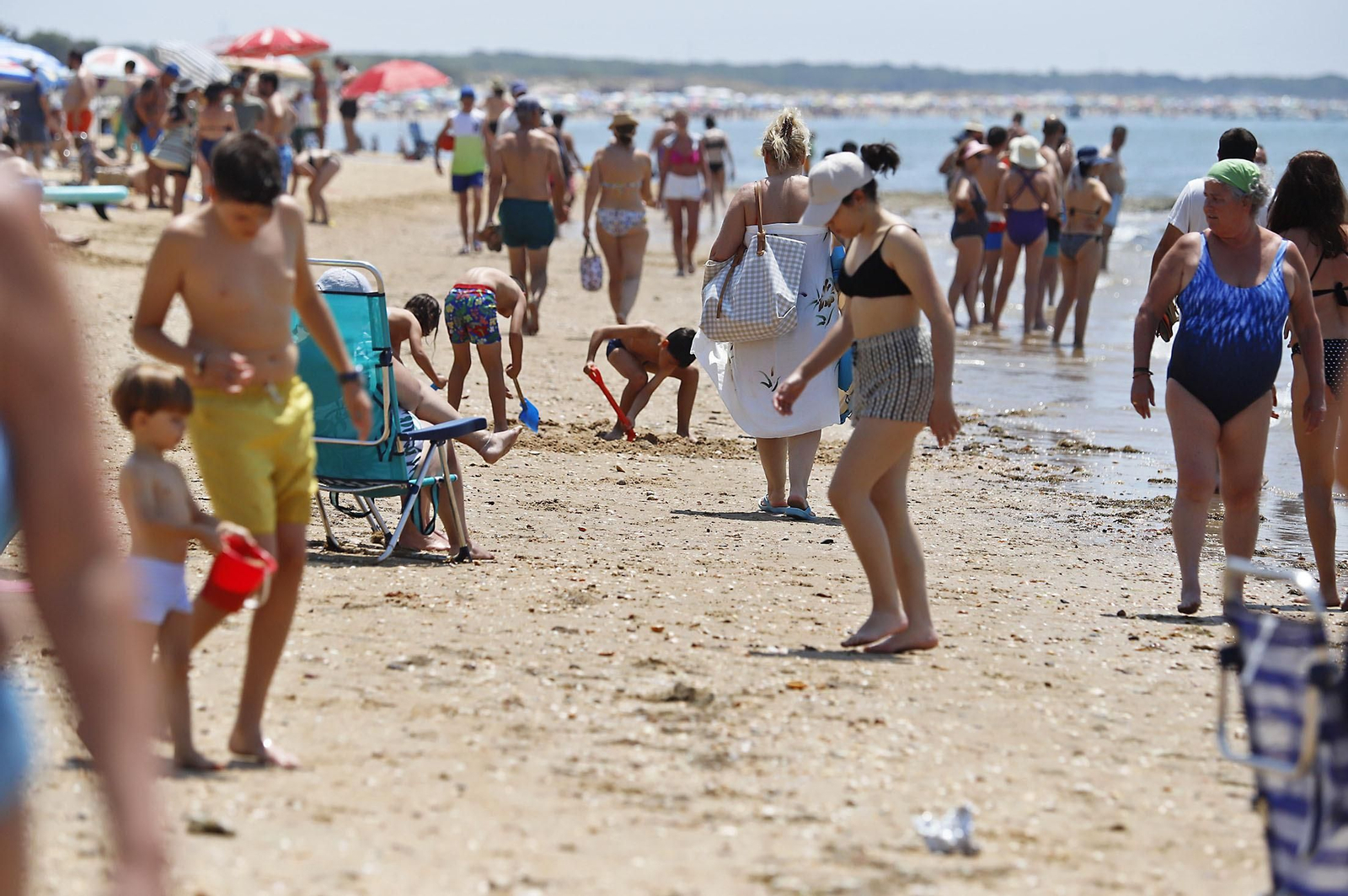 Las imágenes de la jornada de domingo en las playas de Huelva