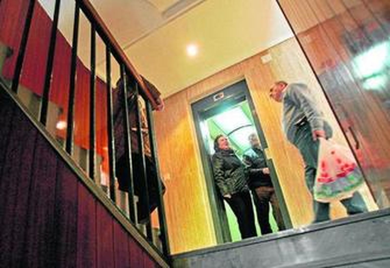 Reunión de vecinos en el rellano de una de las plantas.