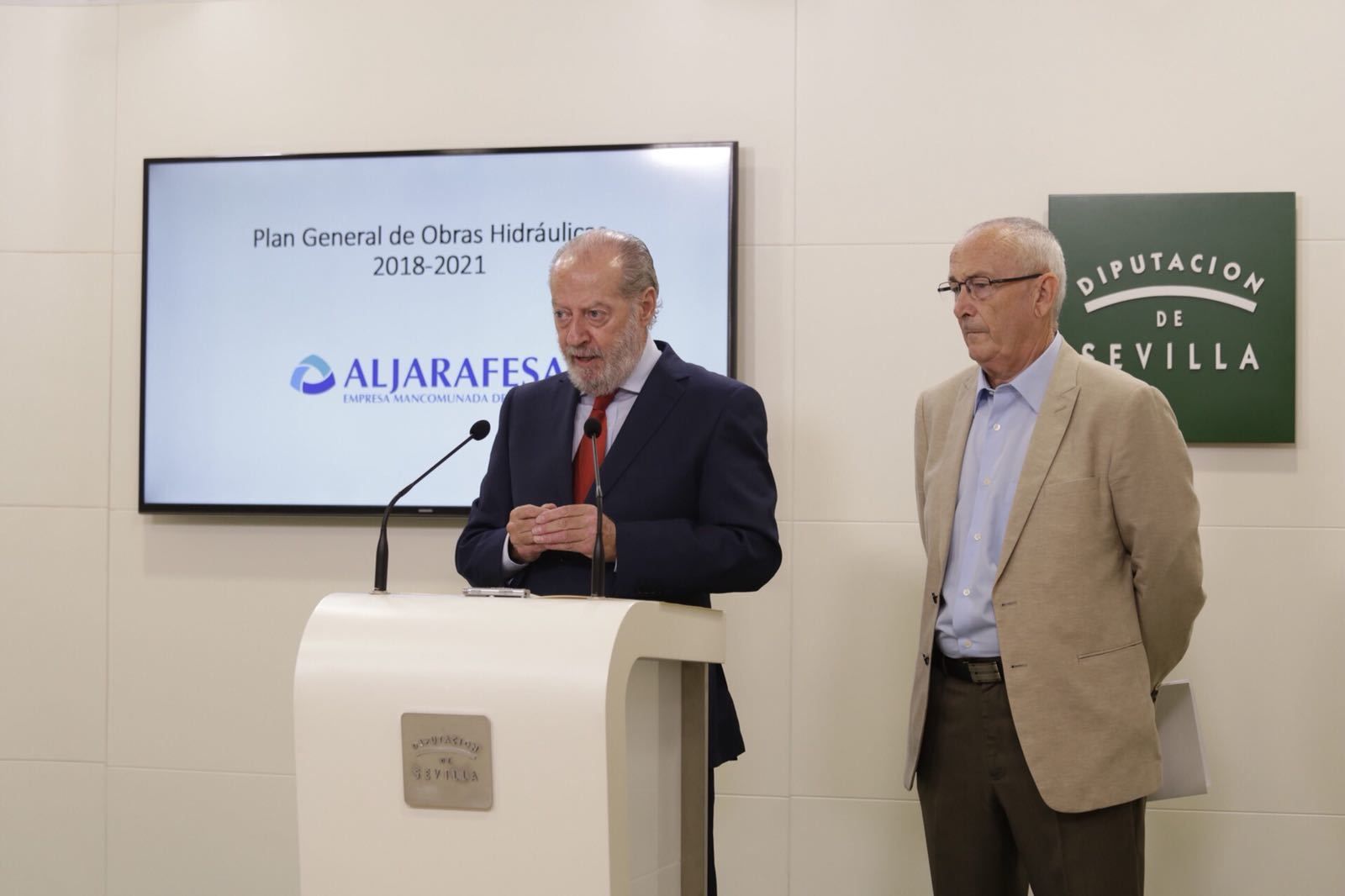 El presidente de la Diputación, Fernando Rodríguez Villalobos, y el director gerente de Aljarafesa, Pedro Rodríguez.