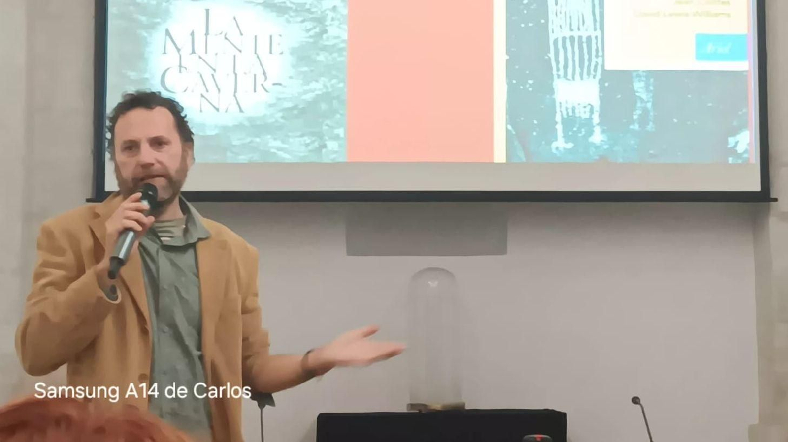 El arqueólogo Francisco J. Giles Guzmán durante la conferencia del aula Menesteo.