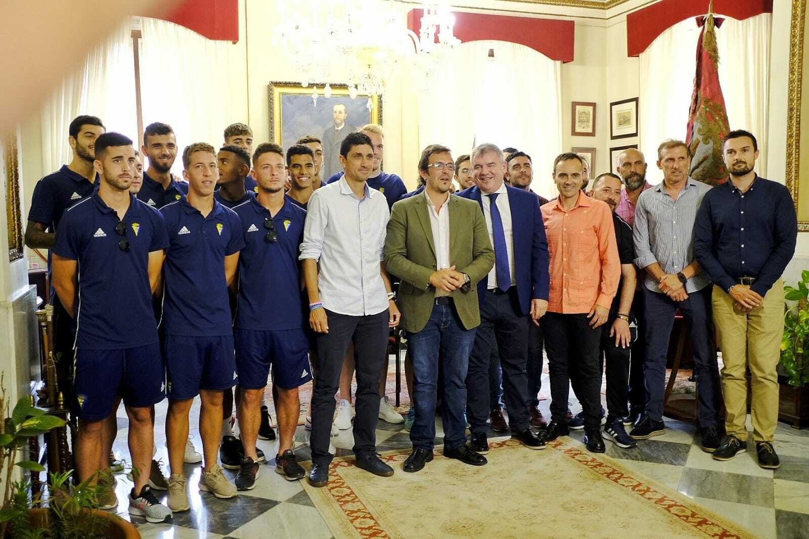 Foto de familia de la recepción del alcalde con la expedición del Cádiz B.