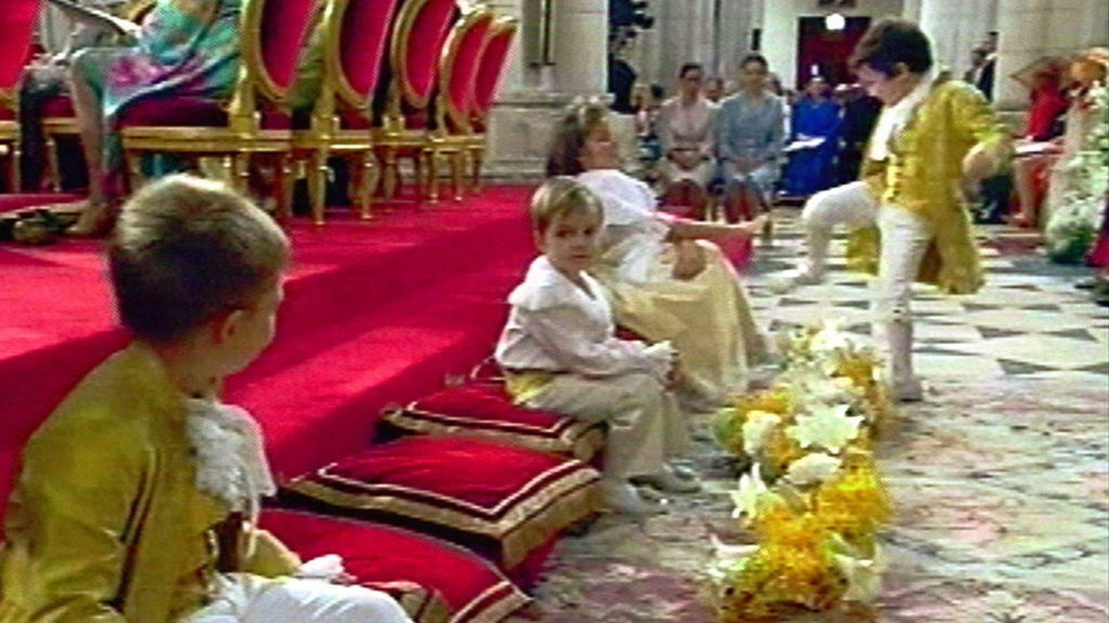 Felipe Juan Froilán, captado por las cámaras dándole una patada a una de sus primas en la boda de los Reyes.