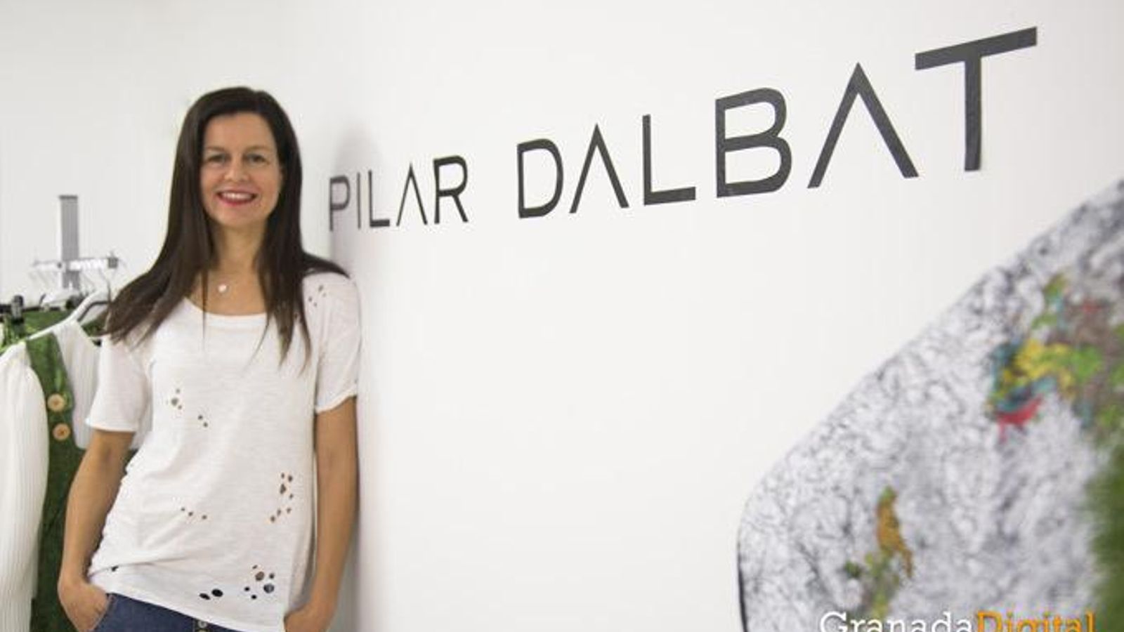 Pilar Dalbat, en su tienda de Granada.