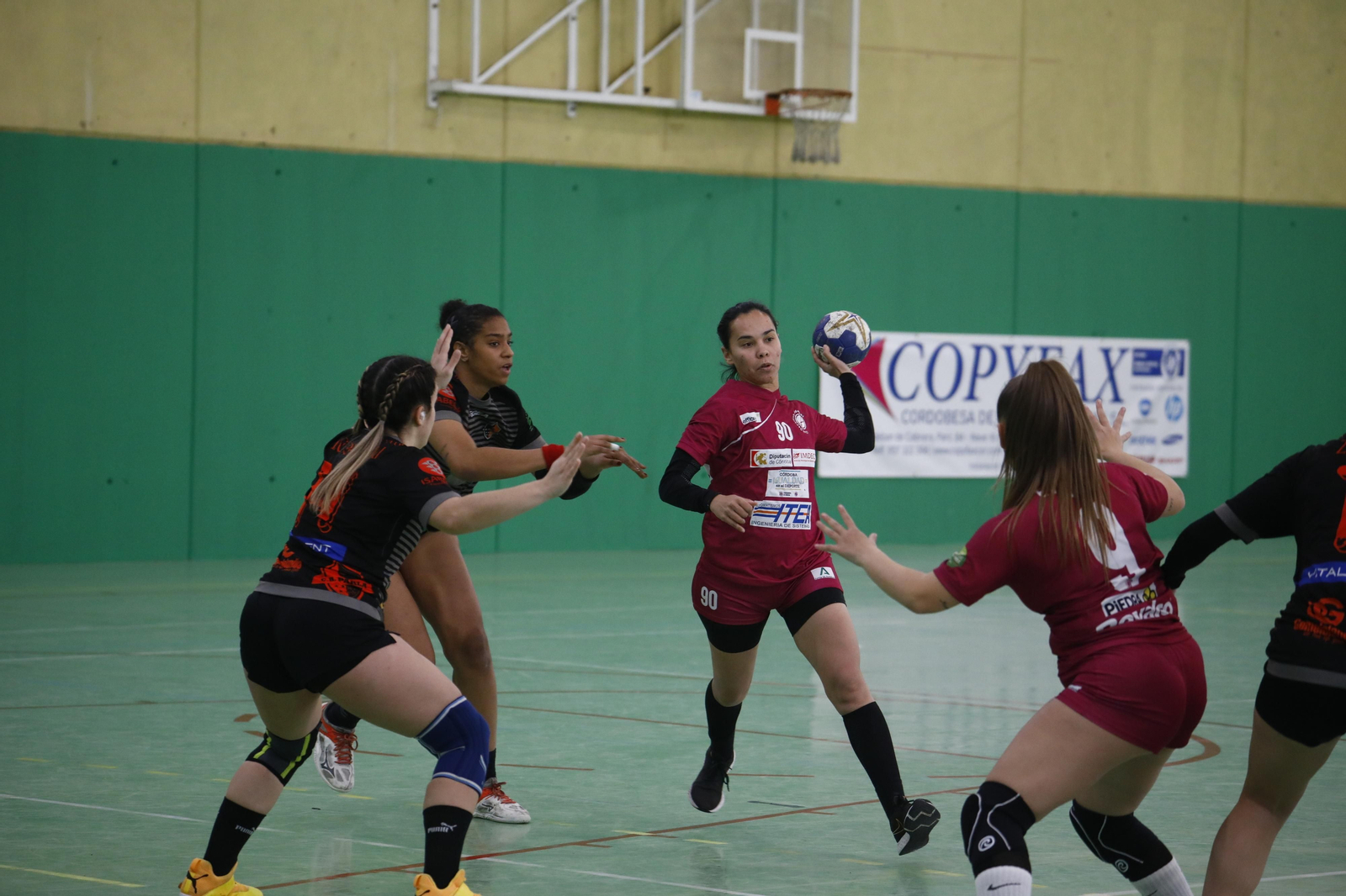 Agda Rafaela ataca ante la defensa del Parla.