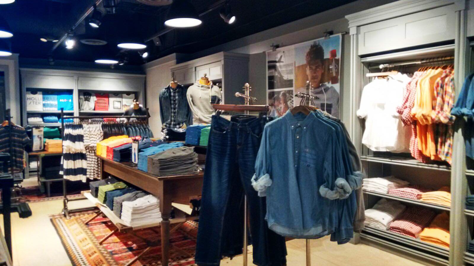 Interior de una tienda Hollister.