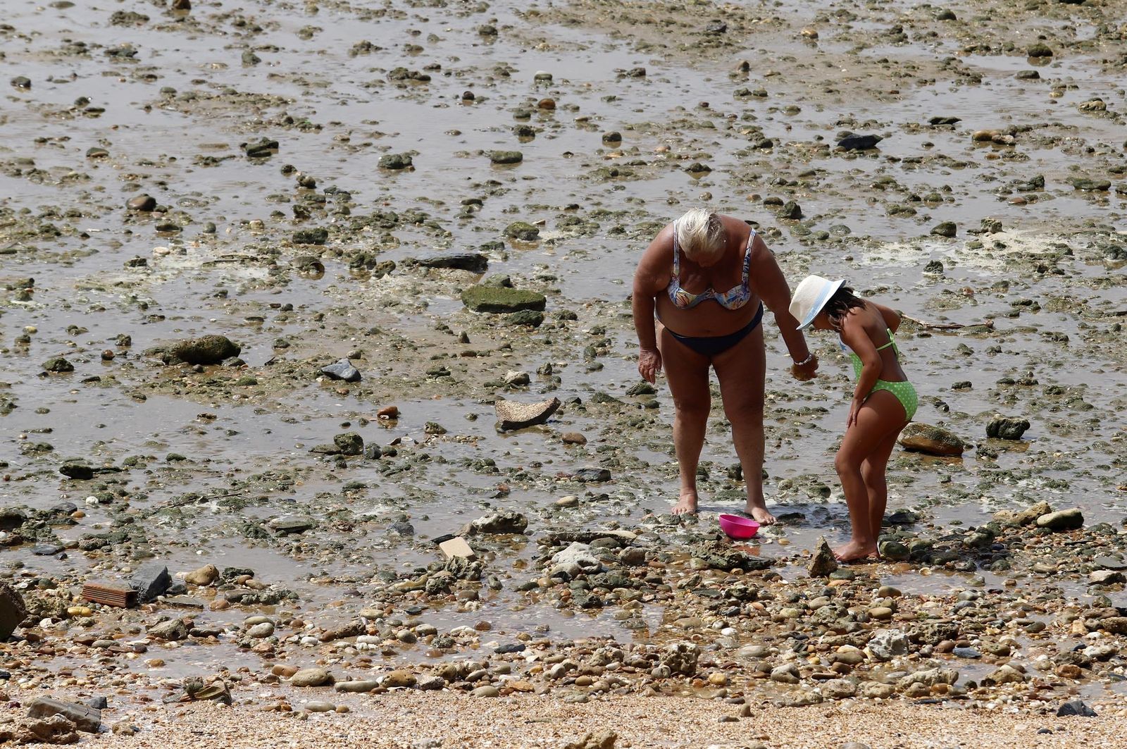 Un día en las playas de Huelva, en imágenes