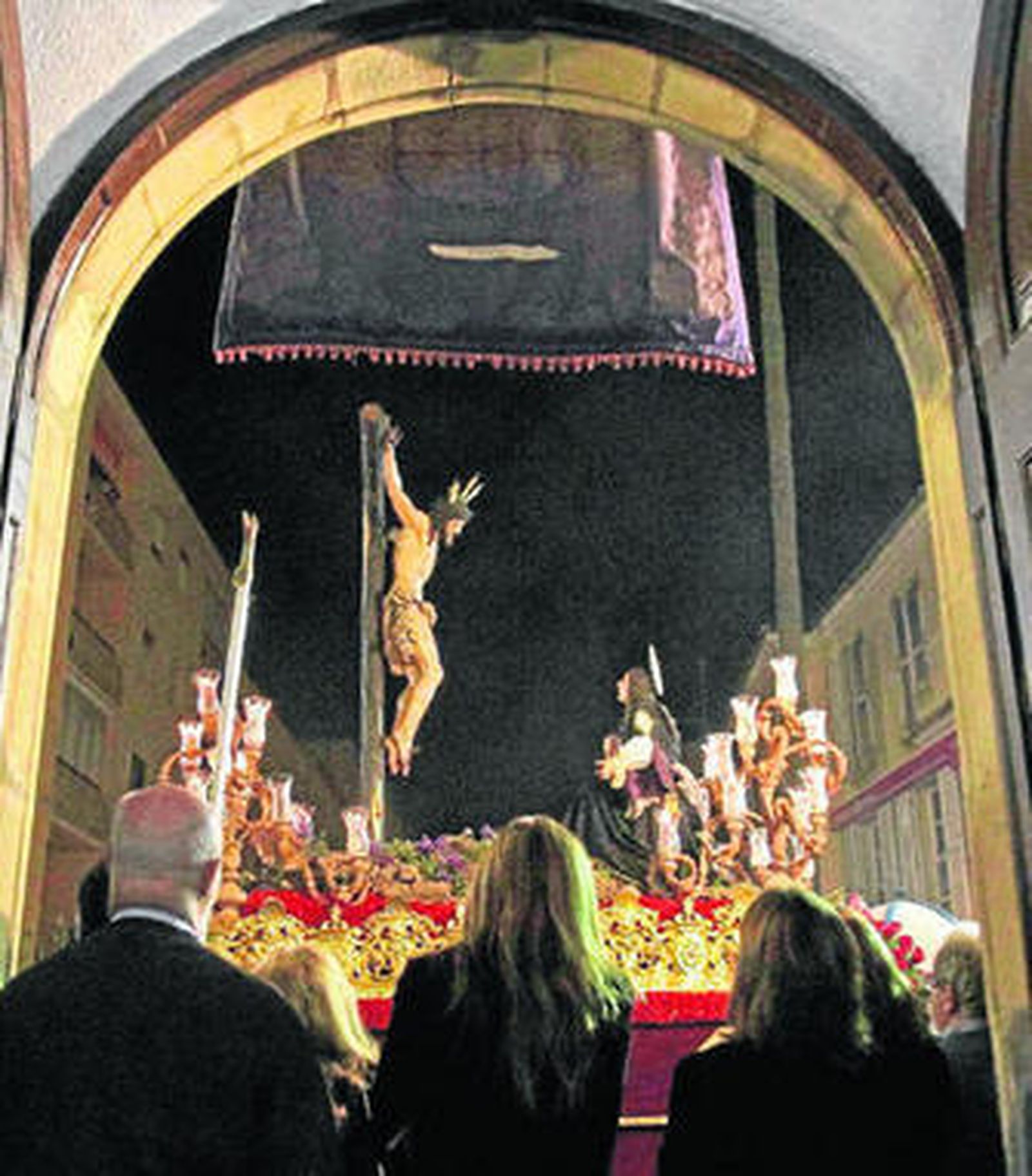 El Cristo de la Misericordia, en carrera oficial visto desde dentro del Ayuntamiento.
