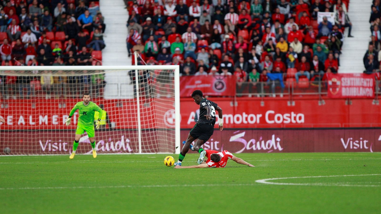 Édgar levanta la pierna mientras Assane Diao intenta marcharse con el balón.