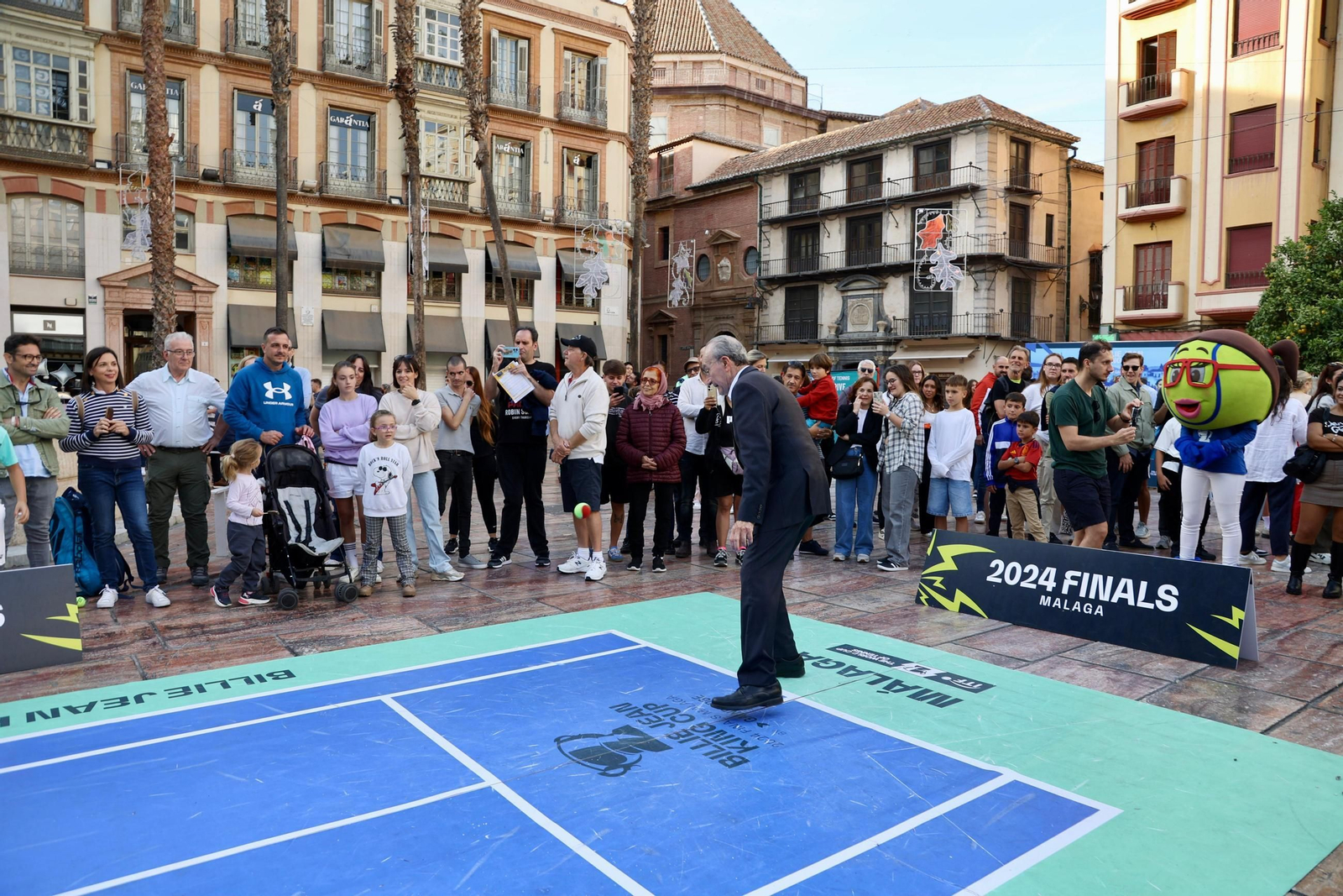 El alcalde De la Torre se anima a jugar con Conchita Martínez en la presentación de la BJKC