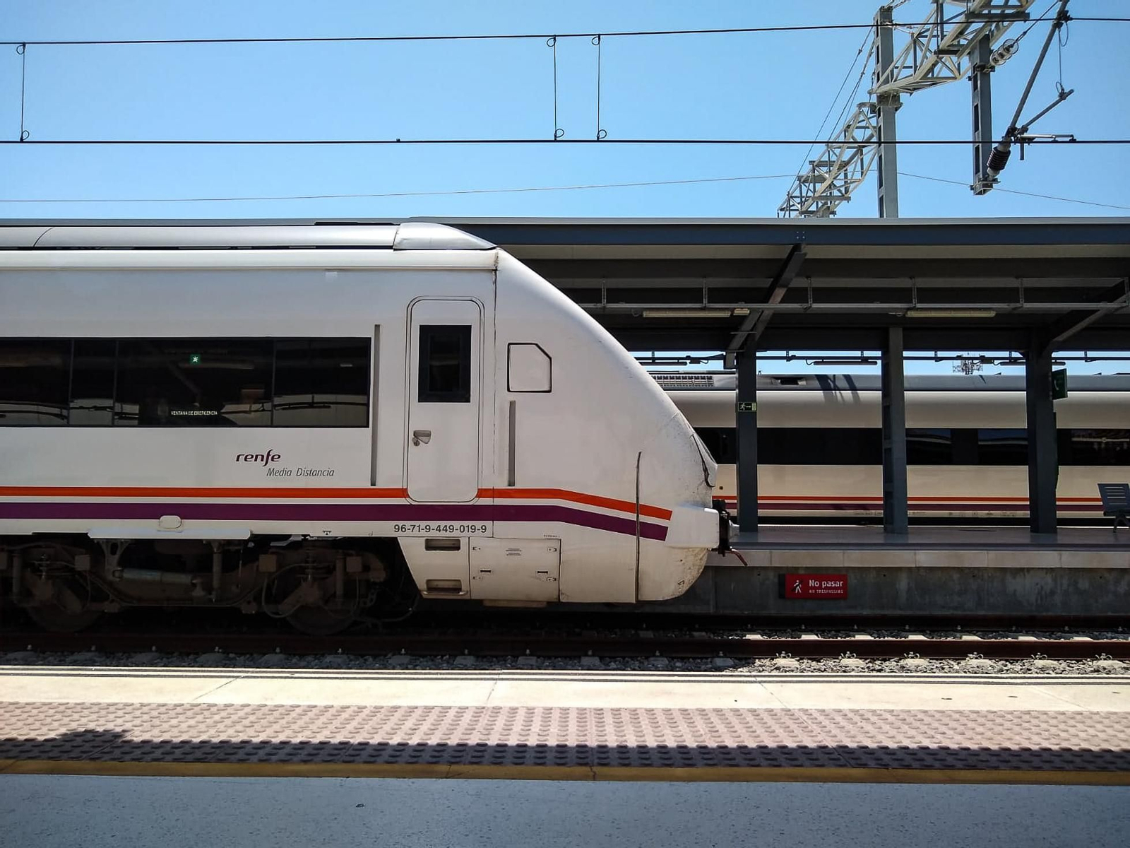 Tren a la salida de la estación de Huelva Tren a la salida de la estación de Huelva