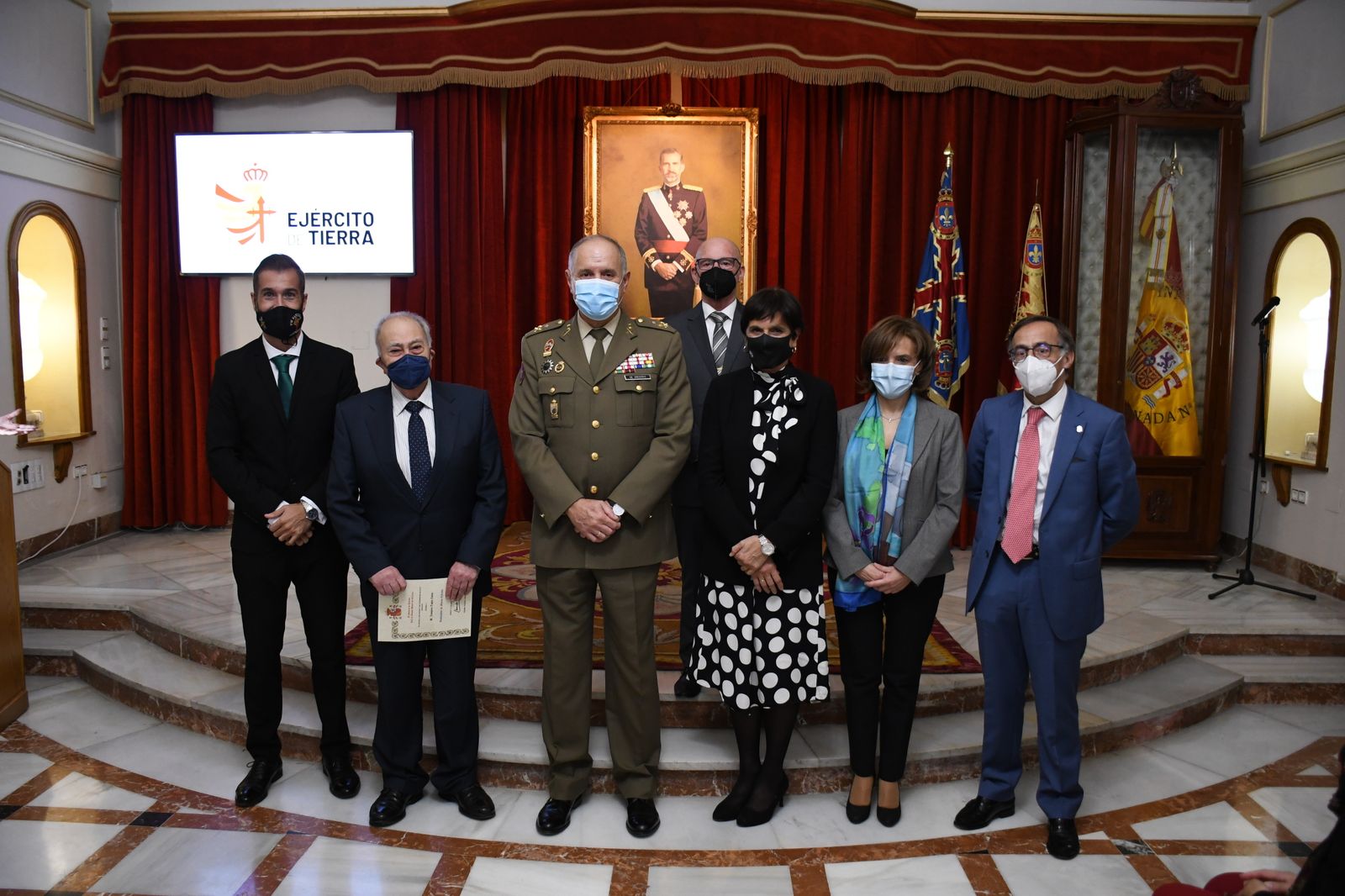 Los nuevos embajadores de la 'Marca Ejército' y el jefe del Madoc.