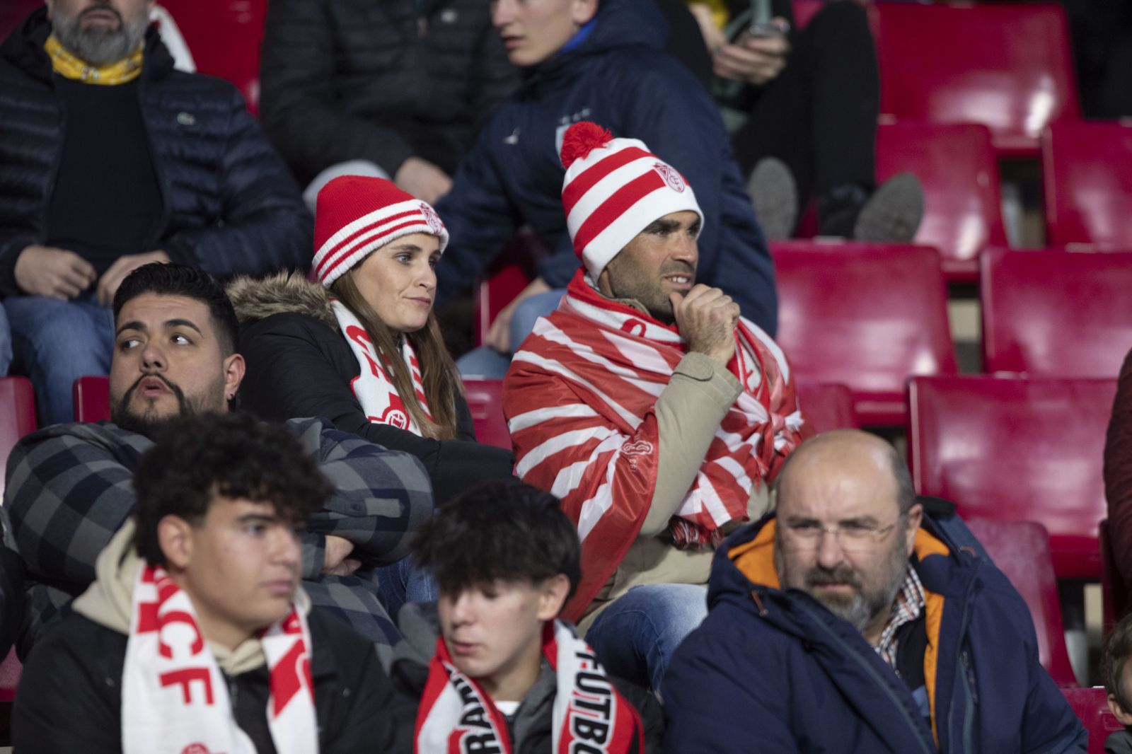 Encuéntrate en la grada de Los Cármenes en el Granada - Athletic Club
