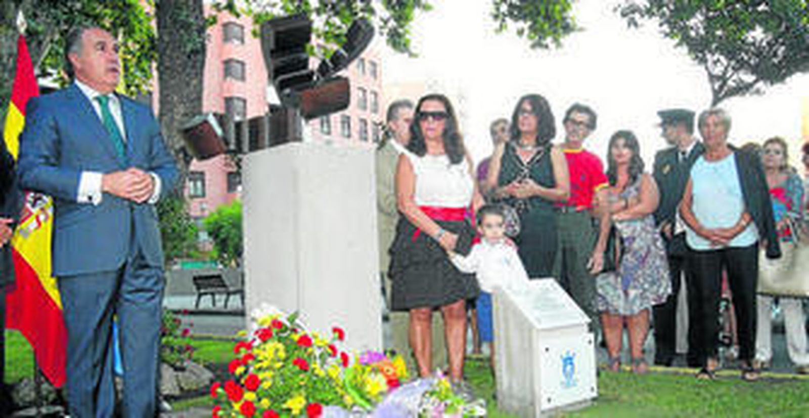 Imagen del Monumento a la Concordia, con el alcalde a un lado y familiares de la víctima al otro.