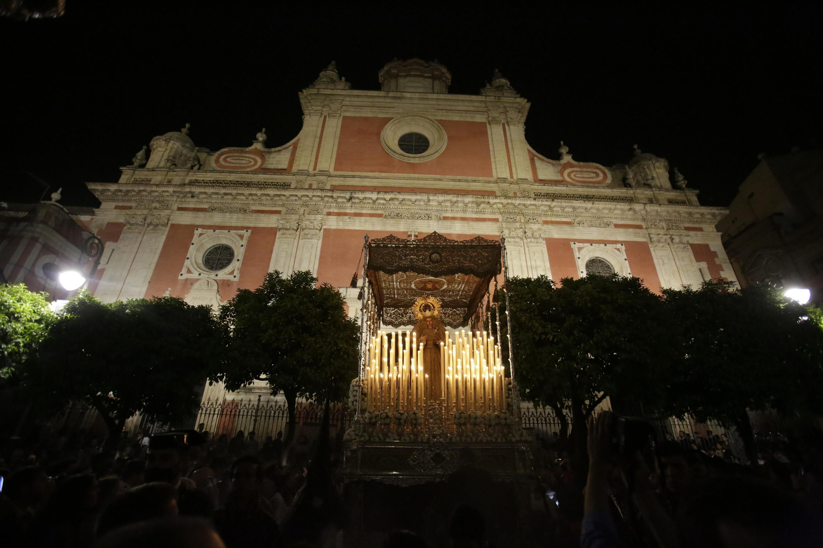 La Virgen del Socorro de la Hermandad del Amor en la Plaza del Salvador, el Domingo de Ramos de 2022