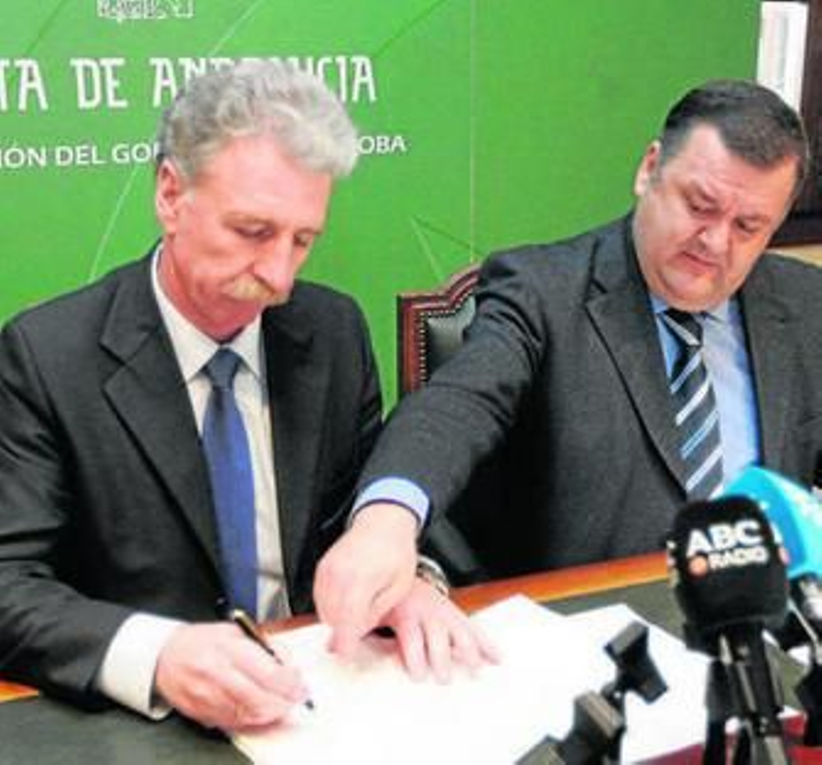 Esteban Romero y Francisco Zurera firman la subvención.