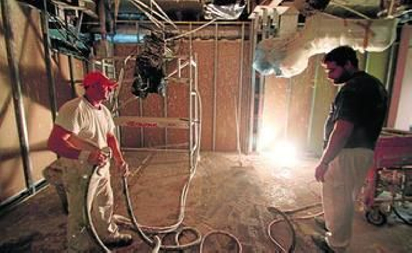 Dos trabajadores en una obra en el Hospital Virgen del Rocío de Sevilla.