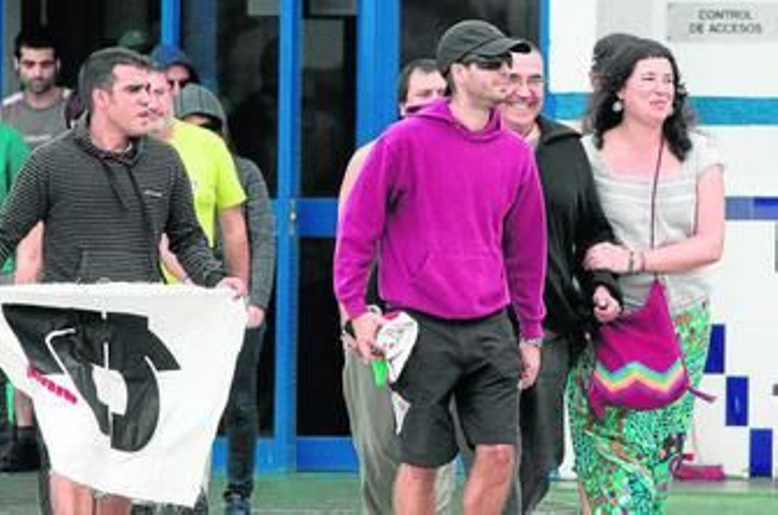 Juan Manuel Píriz López (de negro, con gafas) abandona la prisión algecireña tras su excarcelación, el pasado 25 de octubre.