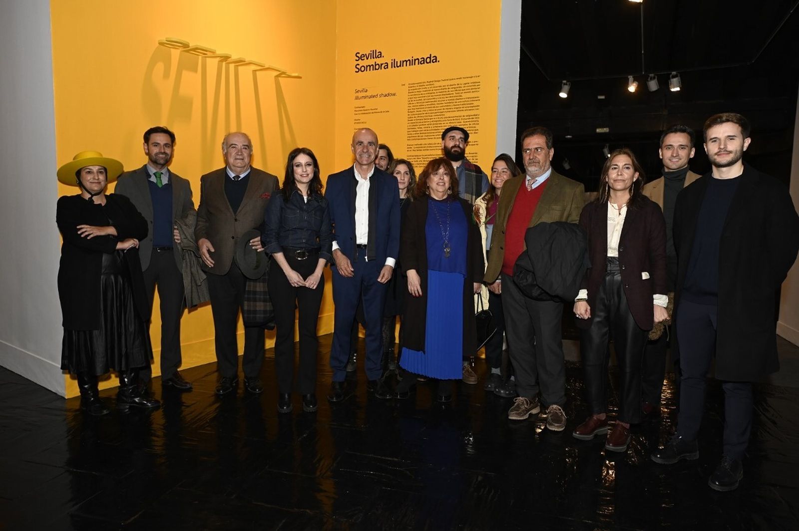 El alcalde de Sevilla posa con los diseñadores de la ciudad en Madrid.