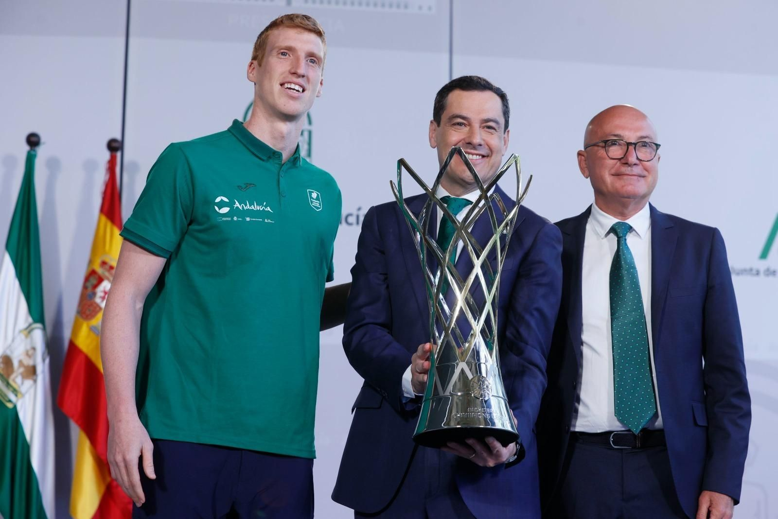 La recepción de Juanma Moreno al Unicaja en San Telmo, en fotos