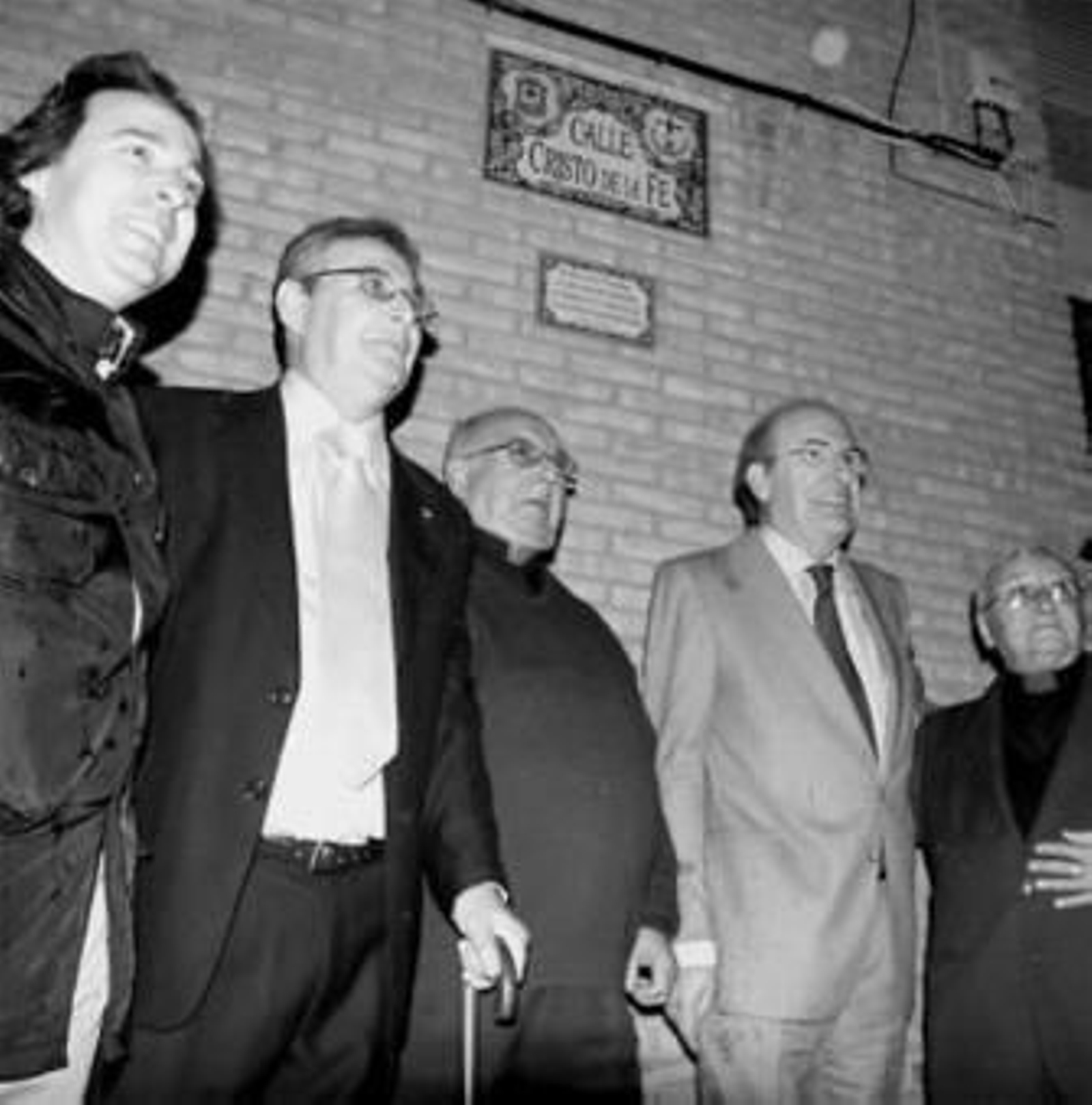 El alcalde y autoridades junto al rótulo de la calle.