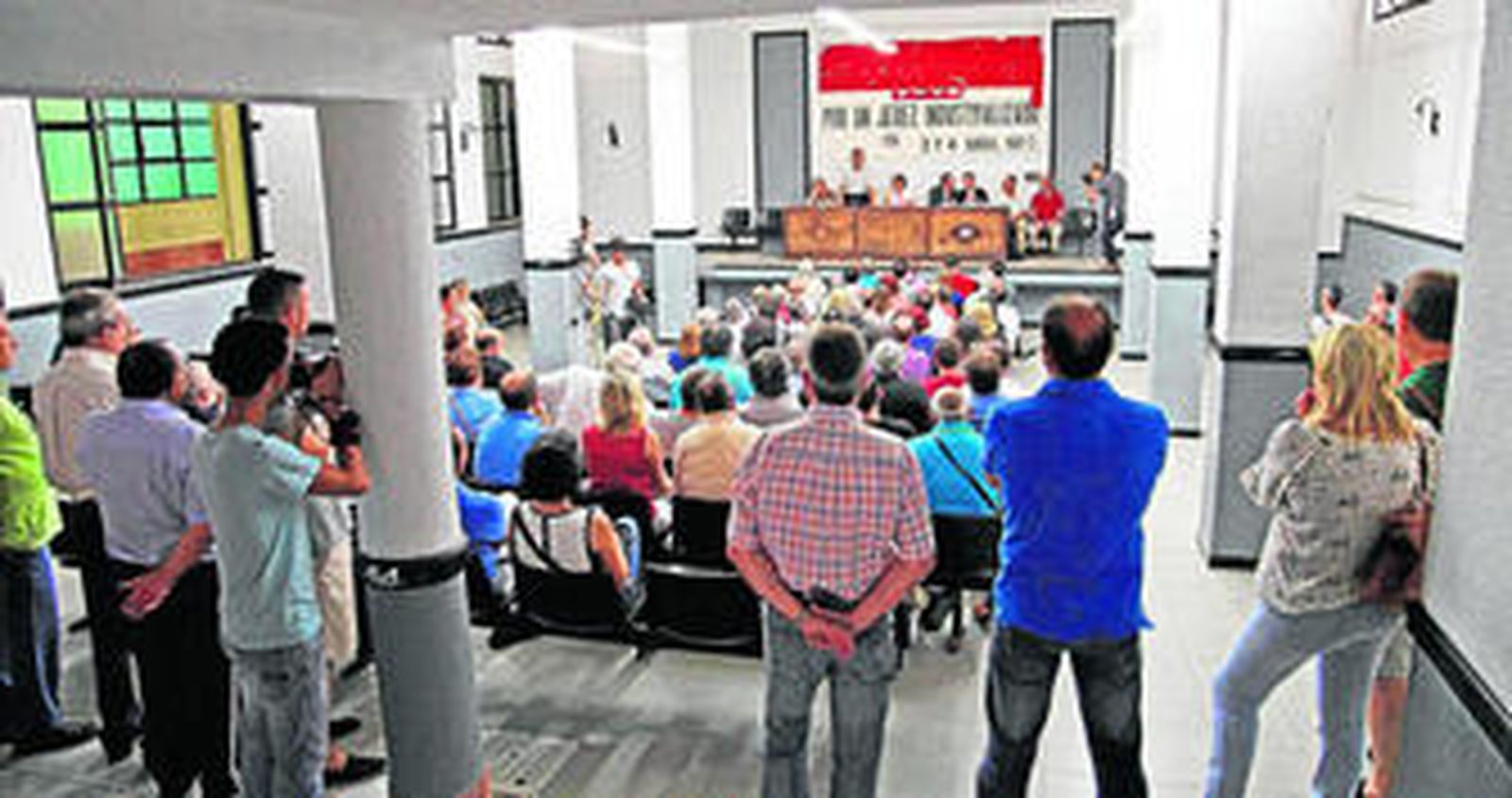 Los afectados por el ERE municipal, durante la asamblea celebrada ayer en el edificio de los sindicatos.
