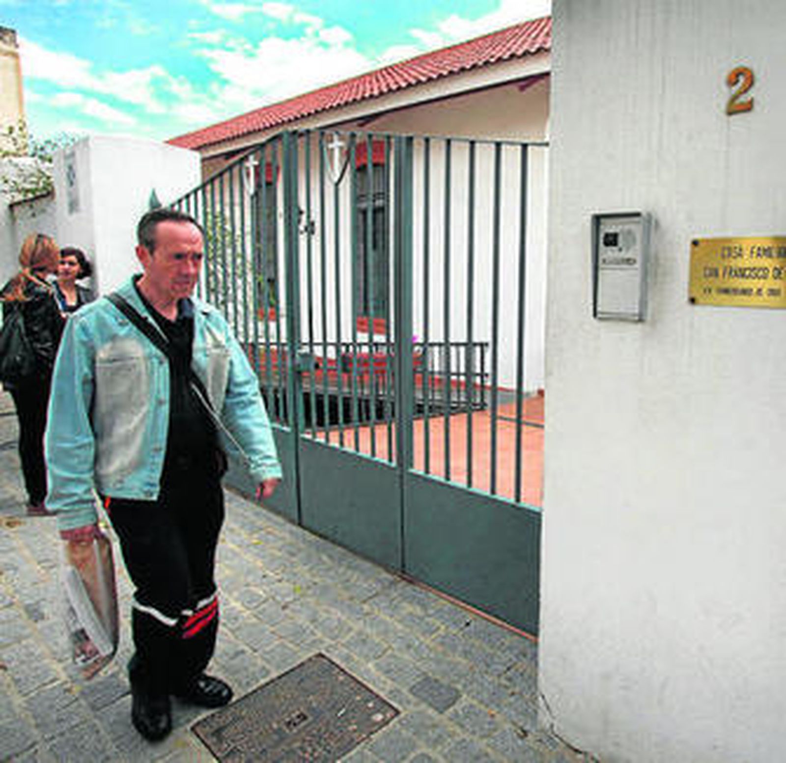 Varias personas, ante la sede de la residencia franciscana.