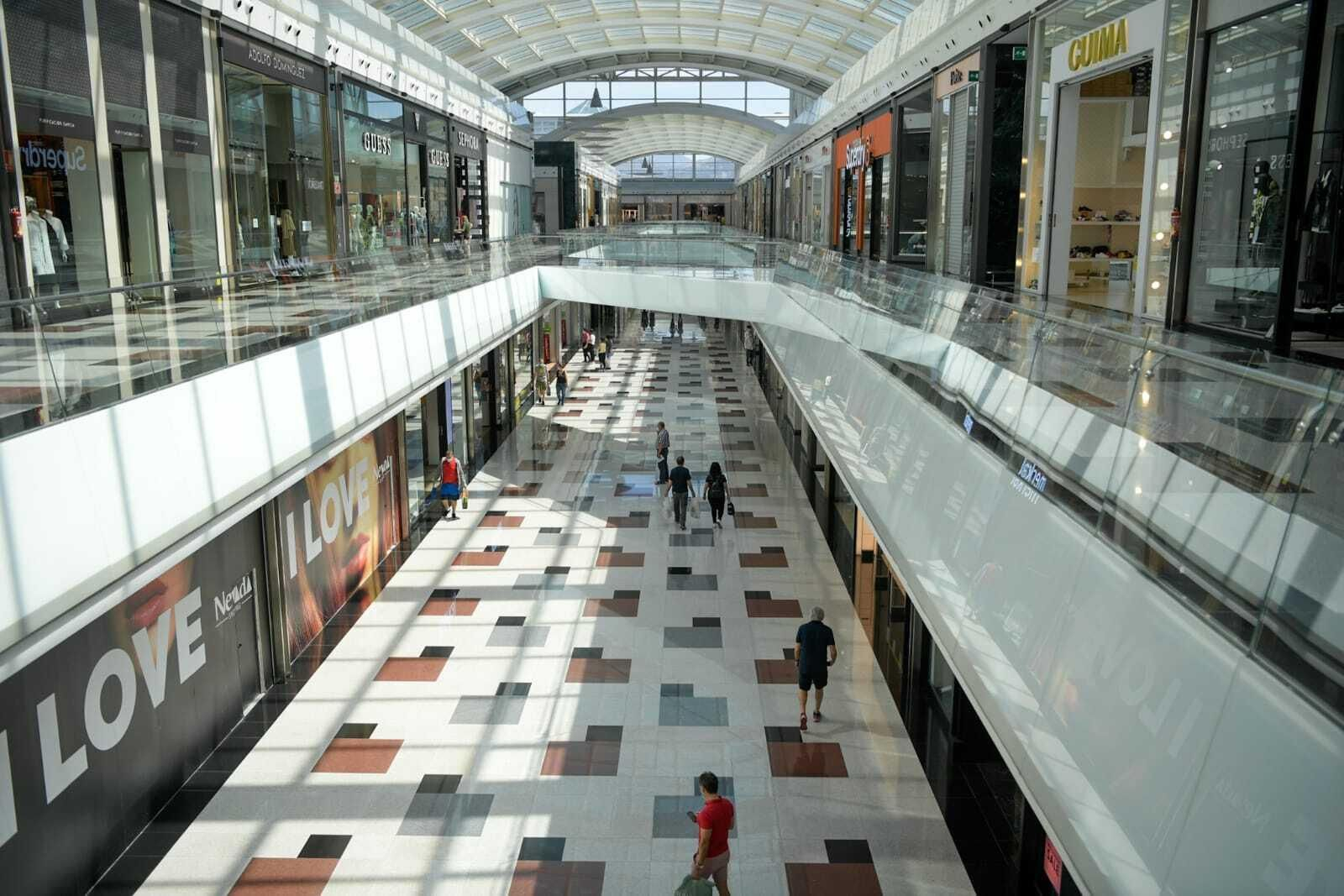 Fotos de la reapertura del centro comercial Nevada Shopping en Granada