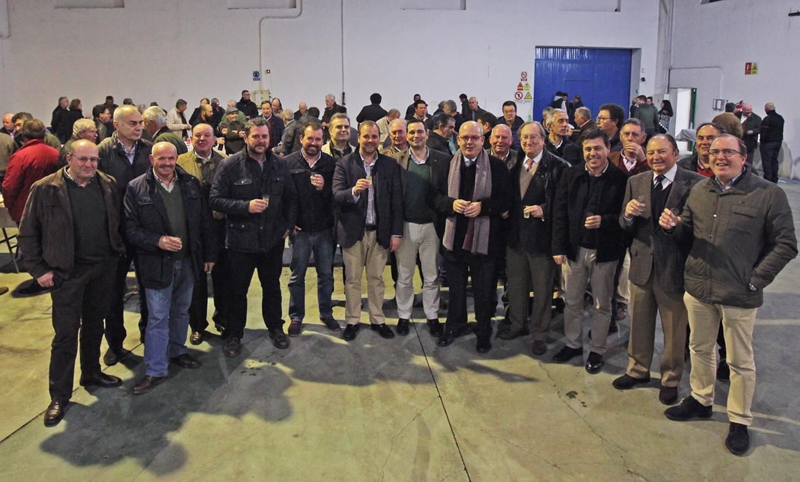 Los miembros del nuevo equipo de gobierno y el presidente Salvador Espinosa, ayer tras la asamblea electoral.