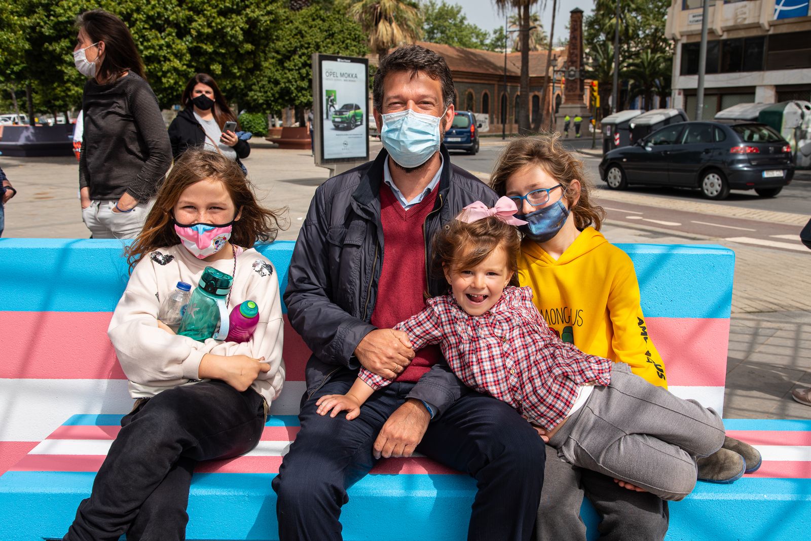 Imágenes de la inauguración del banco trans en Huelva