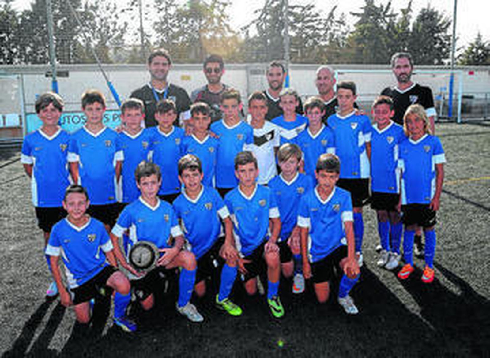 Nasser Al-Thani posa con el cuerpo técnico y la plantilla de unos de los equipos alevines del Málaga, ayer.