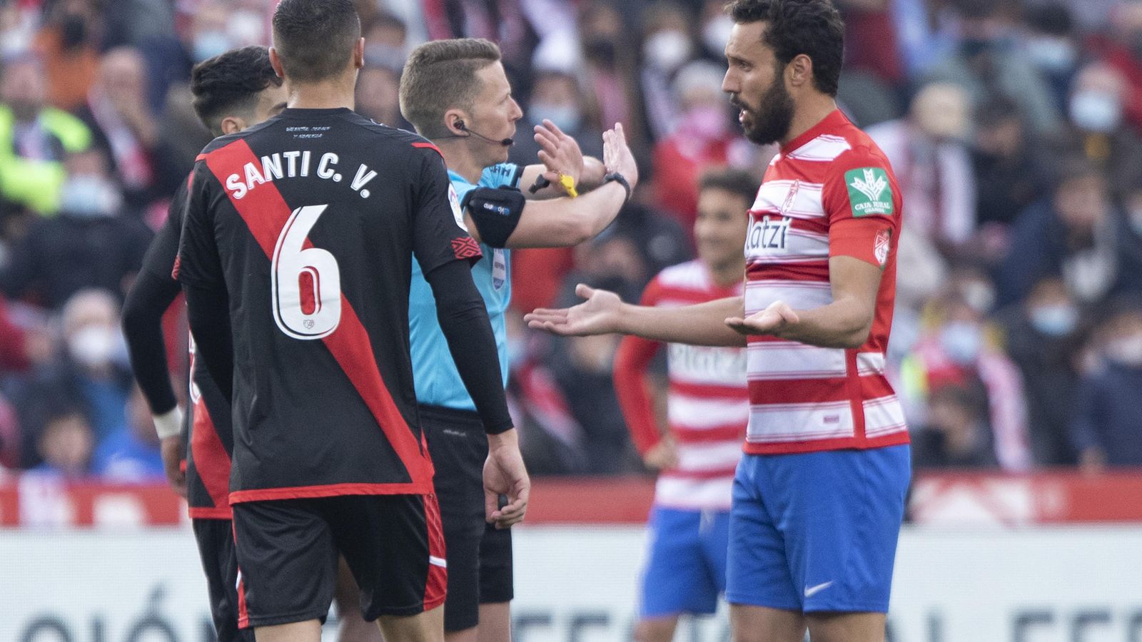 Germán conversa con el colegiado.