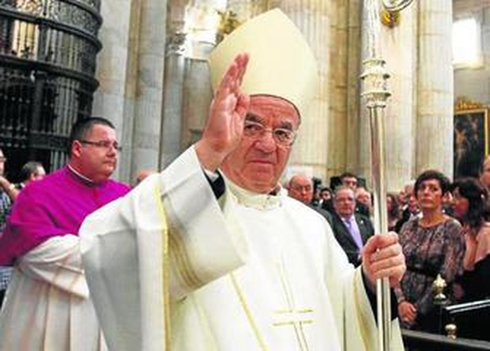 El nuncio Renzo Fratini, en la procesión camino del altar mayor.