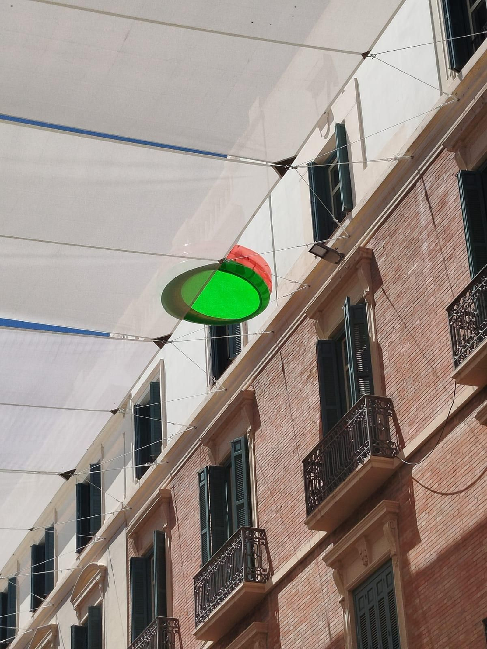 Piscina inflable sobre los toldos de calle Larios.