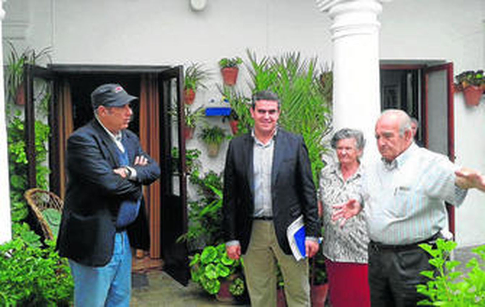 El alcalde de Vejer acompañó a Federico Moccia en su visita a la localidad vejeriega el pasado mes de octubre.